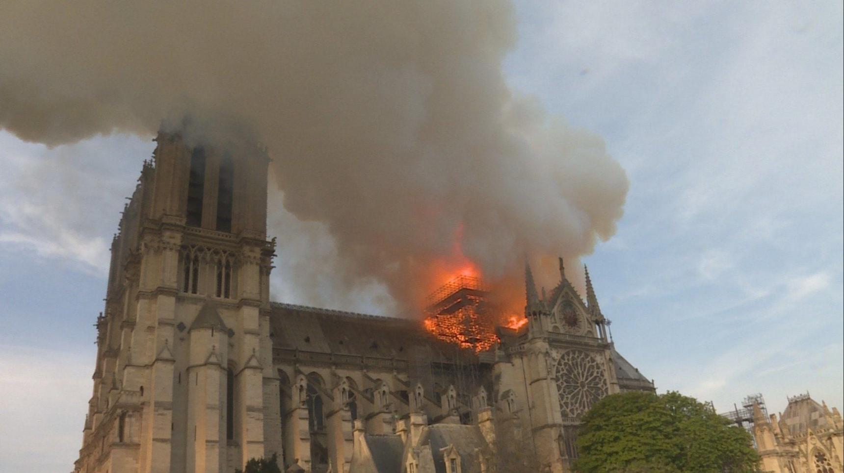 Fondo de pantalla de la película Notre-Dame : Carrera contra el infierno en Cliver.tv gratis