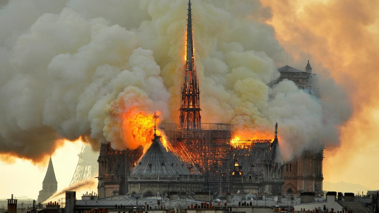 Fondo de pantalla de la película Arde Notre Dame en Cliver.tv gratis