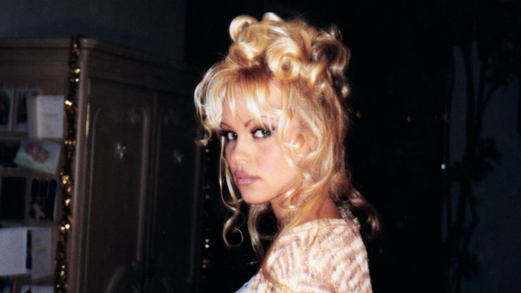 Fondo de pantalla de la película Pamela Anderson: Una historia de amor en Cliver.tv gratis